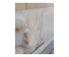 Мрамор владеет глубокими цветовыми оттенками при отделке стеновых и напольных