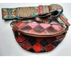 Стильна жіноча сумка у вінтажному стилі з широким ремінцем