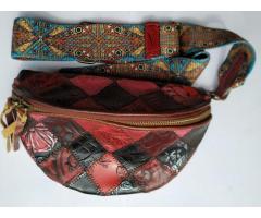 Стильна жіноча сумка у вінтажному стилі з широким ремінцем